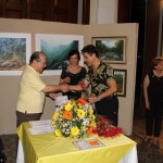 Marcello Fernandes (Michellangello Art Gallery) recebendo Menção Honrosa do Presidente da ABAAP e da Artista Plástica Catharina Carvalho.