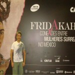 Marcello Fernandes (michellangello Art Gallery) na entrada da Exposição Frida Kahlo.