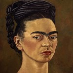 "Autoretrato com vestido vermelho e dourado" 1941 Óleo S/tela de Frida Kahlo.